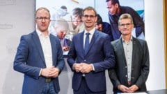 „Der Vorarlberg Kodex kommt ab 1. Juni“, verkündeten Landesrat Christian Gantner und Landeshauptmann Markus Wallner im Beisein von Bernd Klisch, Bereichsleiter Flüchtlingswesen der Caritas Vorarlberg, bereits am 10. Mai 2024. Doch vor Herbst 2025 wird sich nichts tun.   (Bild: Bernd Hofmeister)