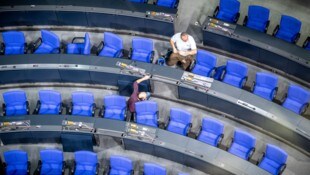Der Abgeordnete war der Aufforderung nicht nachgekommen, die schwarze Mütze abzusetzen oder ...