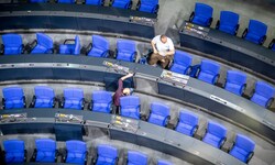 Der Abgeordnete war der Aufforderung nicht nachgekommen, die schwarze Mütze abzusetzen oder ...