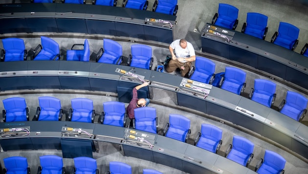 Der Abgeordnete war der Aufforderung nicht nachgekommen, die schwarze Mütze abzusetzen oder freiwillig den Raum zu verlassen (Symbolbild).