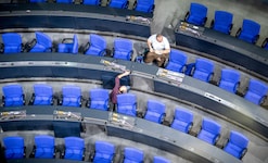 Der Abgeordnete war der Aufforderung nicht nachgekommen, die schwarze Mütze abzusetzen oder ...
