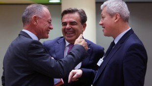 Innenminister Gerhard Karner (links) und sein rumänischer Kollege Catalin Predoiu (rechts) ...