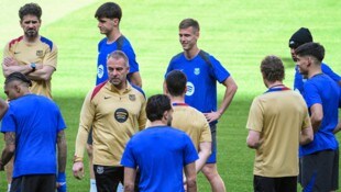 Hansi Flick inmitten seines Haufens von „Barca-Kindern“