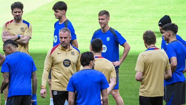 Hansi Flick inmitten seines Haufens von „Barca-Kindern“