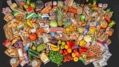 Auf dem Bild sind 75 Kilo Nahrungs- und Genussmittel zu sehen. Unglaublich, welche Massen wir im ...