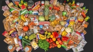 Auf dem Bild sind 75 Kilo Nahrungs- und Genussmittel zu sehen. Unglaublich, welche Massen wir im Schnitt pro Jahr und Familie wegwerfen! Es sollte uns zu denken geben. (Bild: Dieter Bornemann)