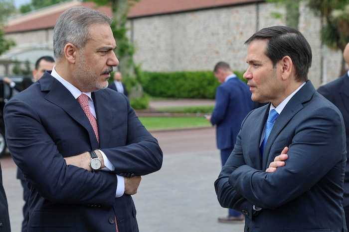 US-Außenminister Marco Rubio, hier im Gespräch mit Hakan Fidan, ist ebenfalls vor Ort. 