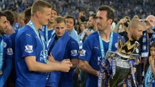 Christian Fuchs (re.) holte 2016 mit Leicester sensationell den Titel der Premier League. (Bild: EPA/PETER POWELL)