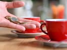 Ein Großteil der Österreicherinnen und Österreicher gibt regelmäßig Trinkgeld. (Bild: APA/BARBARA GINDL)