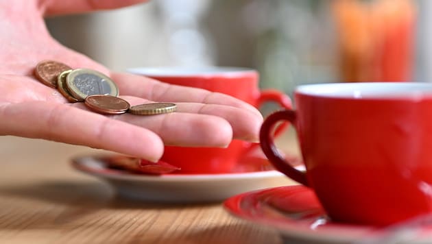Ein Großteil der Österreicherinnen und Österreicher gibt regelmäßig Trinkgeld.