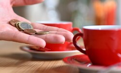 Ein Großteil der Österreicherinnen und Österreicher gibt regelmäßig Trinkgeld.