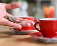 Ein Großteil der Österreicherinnen und Österreicher gibt regelmäßig Trinkgeld.