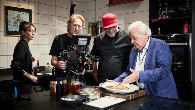 Das Filmteam mit Bruch (rote Kappe) und Witzigmann (re.) in den LX Studios in Elixhausen.