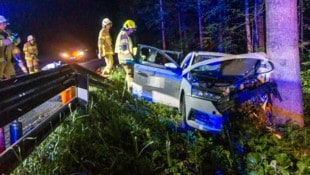Der Pkw prallte mit voller Wucht gegen einen Baum (Bild: Peter Bergmüller)