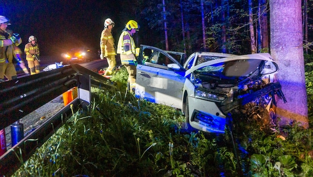 Der Pkw prallte mit voller Wucht gegen einen Baum
