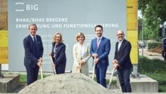 Spatenstich mit Minister Wiederkehr (Zweiter von rechts).