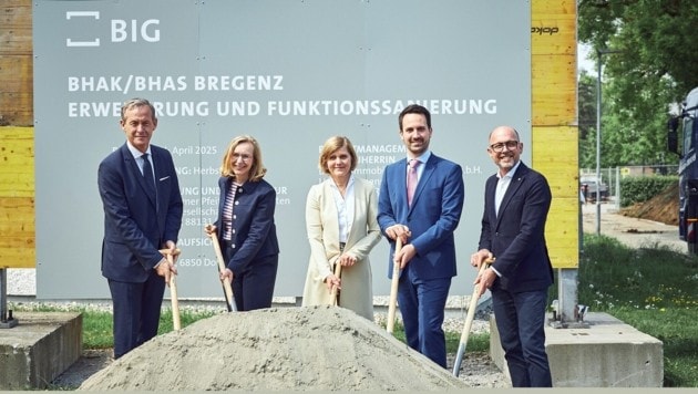 Spatenstich mit Minister Wiederkehr (Zweiter von rechts). (Bild: Stadt Bregenz / Darko Todorovic)