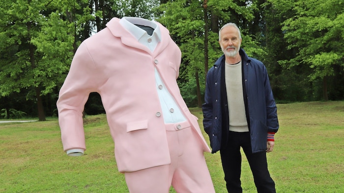 Erwin Wurm mit einer seiner Skulpturen im Kaiserpark