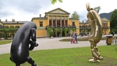 Zwei Knacker aus Bronze, dahinter die Kaiservilla in Bad Ischl (Bild: Hörmandinger Marion)