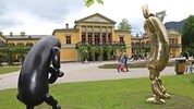 Zwei Knacker aus Bronze, dahinter die Kaiservilla in Bad Ischl