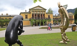 Zwei Knacker aus Bronze, dahinter die Kaiservilla in Bad Ischl