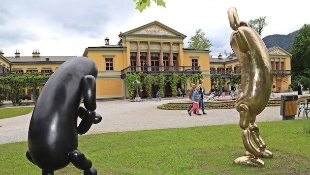 Zwei Knacker aus Bronze, dahinter die Kaiservilla in Bad Ischl