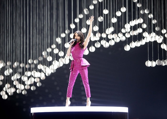 Die damalige Vorjahressiegerin Chonchita (noch als Chonchita Wurst) performte die offizielle Hymne „Building Bridges“.