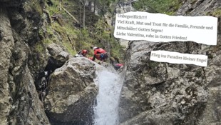Die Elfjährige überlebte den Absturz nicht, jetzt treffen von überall Beileidsbekundungen ein. (Bild: Bergrettung Imst, Krone KREATIV)