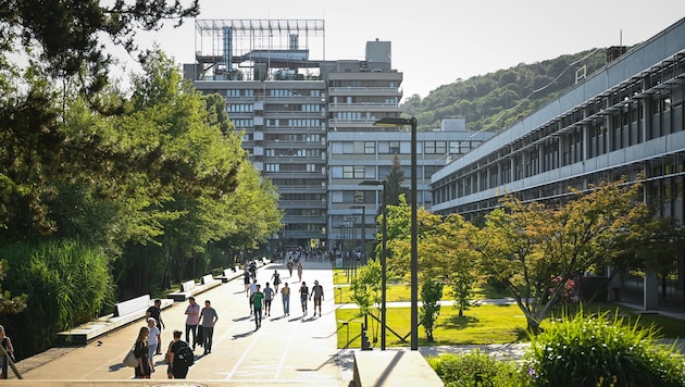 Die JKU Linz zählt rund 25.000 Studentinnen und Studenten.
