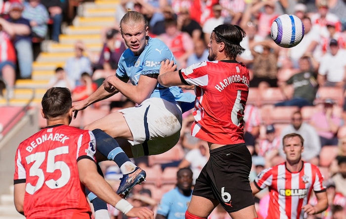 Manchester-City-Star Erling Haaland (Mitte) will Oliver Glasner ärgern.