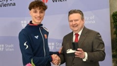 Wiens Bürgermeister Michael Ludwig ehrte Louis Obersteiner für WM-Gold bei der Junioren-WM 2023. (Bild: Stadt Wien/PID, Christian Jobst)