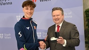 Wiens Bürgermeister Michael Ludwig ehrte Louis Obersteiner für WM-Gold bei der Junioren-WM 2023. (Bild: Stadt Wien/PID, Christian Jobst)