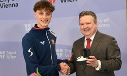 Wiens Bürgermeister Michael Ludwig ehrte Louis Obersteiner für WM-Gold bei der Junioren-WM 2023.
