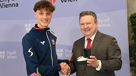 Wiens Bürgermeister Michael Ludwig ehrte Louis Obersteiner für WM-Gold bei der Junioren-WM 2023. (Bild: Stadt Wien/PID, Christian Jobst)