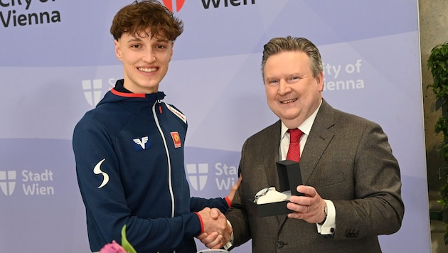 Wiens Bürgermeister Michael Ludwig ehrte Louis Obersteiner für WM-Gold bei der Junioren-WM 2023.