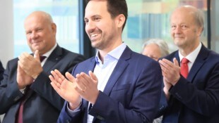 Christoph Wiederkehr bei Besuch in Innsbrucker Schule: Als der Schulchor sang, wippte Ministers ...