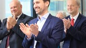 Christoph Wiederkehr bei Besuch in Innsbrucker Schule: Als der Schulchor sang, wippte Ministers ...