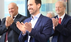 Christoph Wiederkehr bei Besuch in Innsbrucker Schule: Als der Schulchor sang, wippte Ministers ...