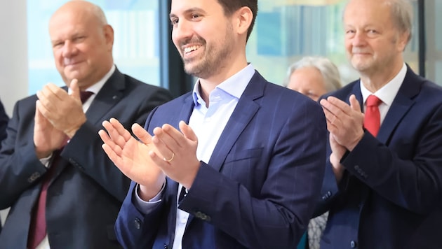 Christoph Wiederkehr bei Besuch in Innsbrucker Schule: Als der Schulchor sang, wippte Ministers Fuß mit. 
