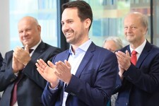 Christoph Wiederkehr bei Besuch in Innsbrucker Schule: Als der Schulchor sang, wippte Ministers Fuß mit.  (Bild: Birbaumer Christof)