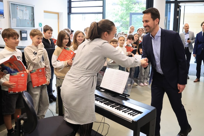 Bildungsminister Christoph Wiederkehr bedankte sich für den musikalischen Empfang am Akademischen Gymnasium in Innsbruck. Dort besuchte er die erste Klasse der Europäischen Schule. 