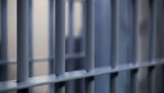 Der 26-Jährige wurde verprügelt, am Kopf rasiert und mit rußgeschwärztem Nagel tätowiert ...