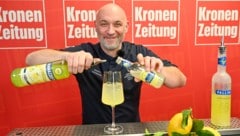 Der Amalfi-Spritz ist eine fruchtig-zitrische Alternative zu den bitteren Spritzer-Klassikern. Cocktail-Profi Schellander mixte im „Krone“-Studio. (Bild: Evelyn Hronek)
