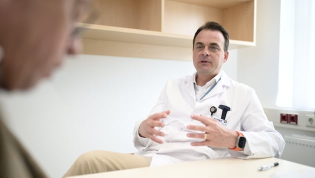 Der empathische Top-Onkologe Dr. Armin Geiger vom Landesklinikum Amstetten im Gespräch mit „Krone“-Redakteur Perry. 
