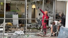 Die vier Täter erbeuteten zwar kein Geld, verursachten aber einen gewaltigen Sachschaden und ...