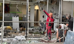 Die vier Täter erbeuteten zwar kein Geld, verursachten aber einen gewaltigen Sachschaden und ...