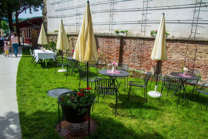 Auch Sessel und Schirme gibts für die Besucher, um den Garten zu genießen. 