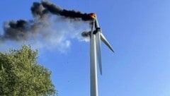 Die Rauchsäule des brennenden Windrads war kilometerweit sichtbar. Ein Rotorblatt brach ab. (Bild: Feuerwehr Bremervörde)