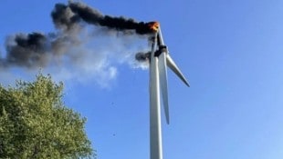 Die Rauchsäule des brennenden Windrads war kilometerweit sichtbar. Ein Rotorblatt brach ab. (Bild: Feuerwehr Bremervörde)