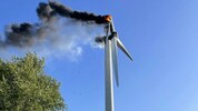Die Rauchsäule des brennenden Windrads war kilometerweit sichtbar. Ein Rotorblatt brach ab. (Bild: Feuerwehr Bremervörde)